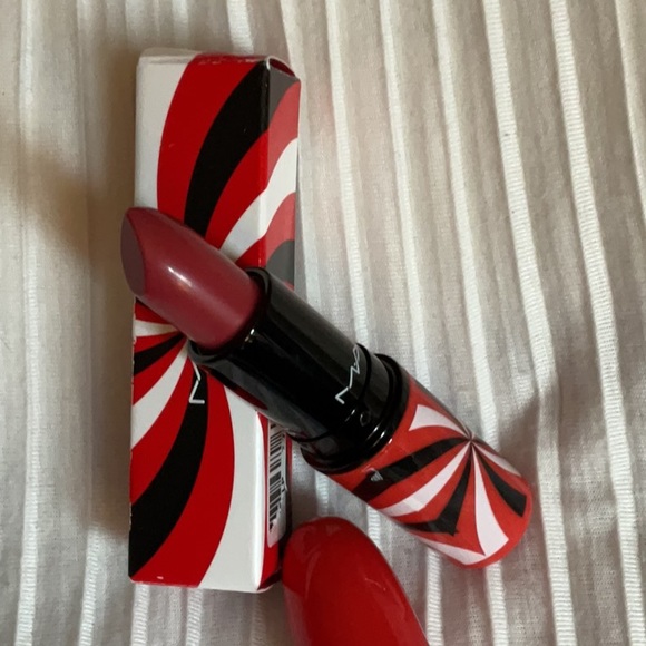 🔥24HR FLASH SALE💥LIMITED EDITION MAC Hypnotizing Holiday Lipstick - Picture 2 of 3